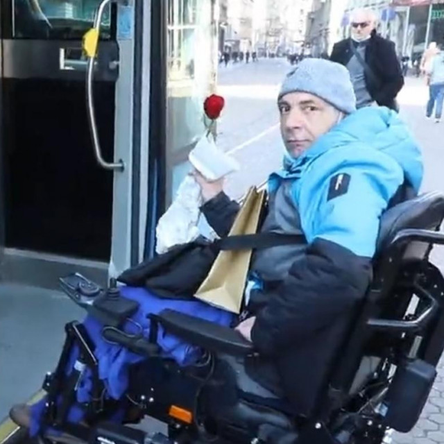 Invalid razgovara s vozačicom ZET-a