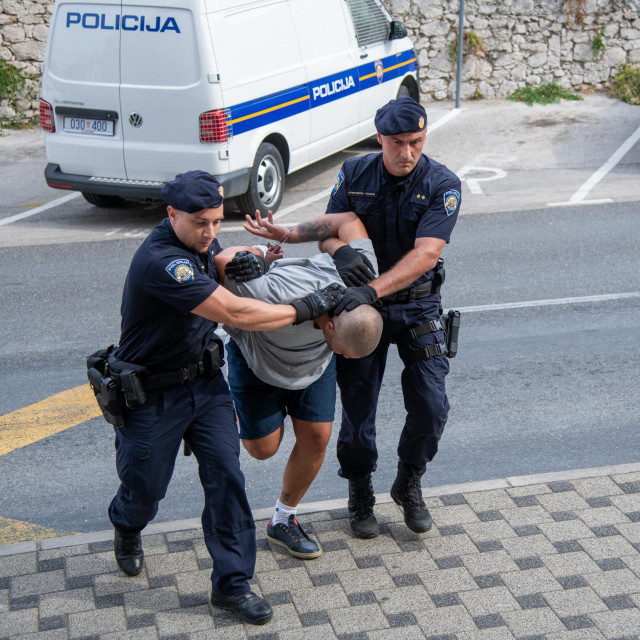 privođenje osumnjičenog za ubojstvo