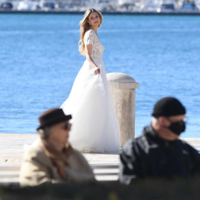 Mladenka u vjenčanici prosetala splitskom Rivom