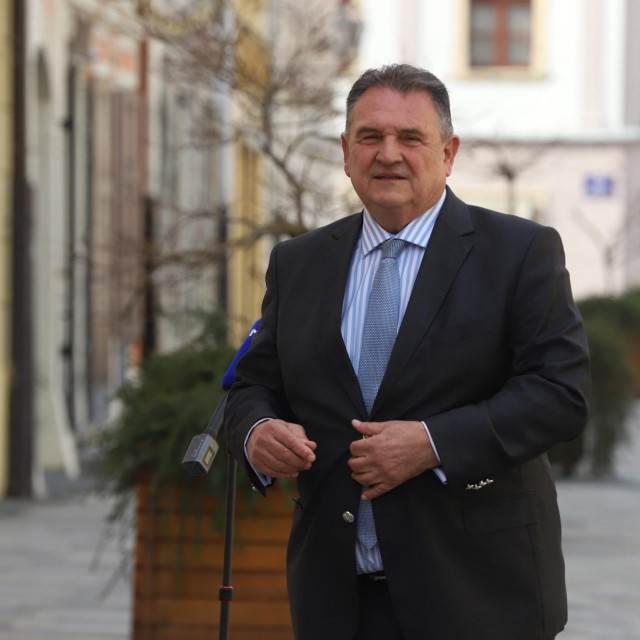 Varazdin, 100321.
Zupan Varazdinske zupanije Radimir Cacic dao je izjavu N1 televiziju ispred zgrade zupanije na Franjevackom trgu.