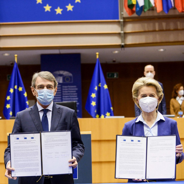 Predsjednica Europske komisije Ursula von der Leyen (D), predsjednik Europskog parlamenta David Sassoli (S) i portugalski premijer Antonio Costa (L)