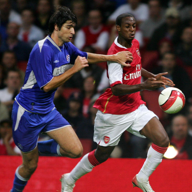 Vedran Ćorluka i Johan Djourou na dvoboju Arsenala i Dinama