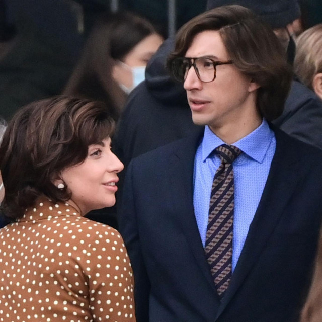 Lady Gaga i Adam Driver na setu filma ”House of Gucci” na milanskoj Piazzi Duomo