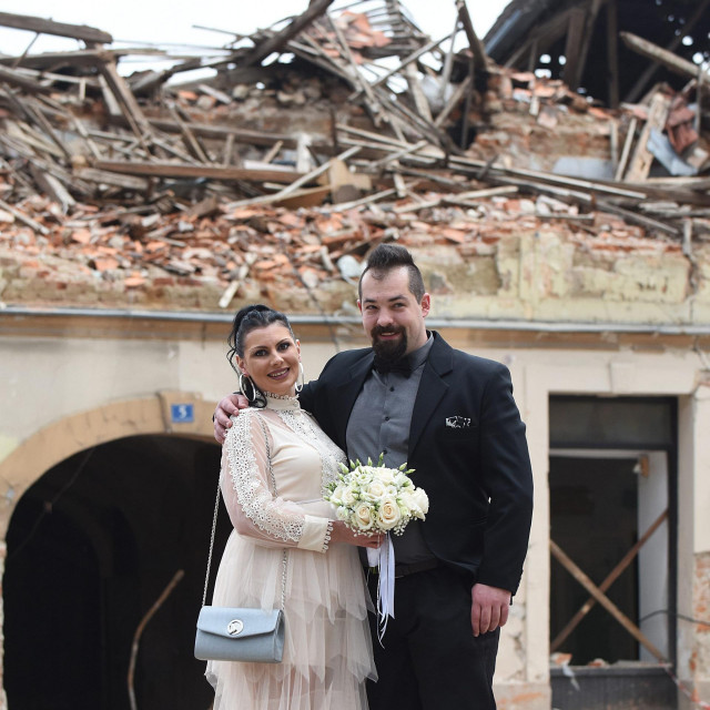 Ivona Mioković i Ivan Gaica prvi su par koji se vjenčao u matičnom uredu u Petrinji poslije razornog potresa.