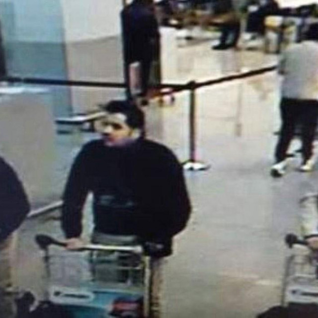 Ibrahim (krajnje lijevo) i Khalid El-Bakraoui (u sredini), snimljeni na briselskom aerodromu