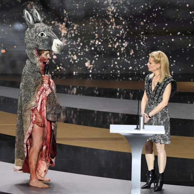 Corinne Masiero i voditeljica dodjele Marina Fois