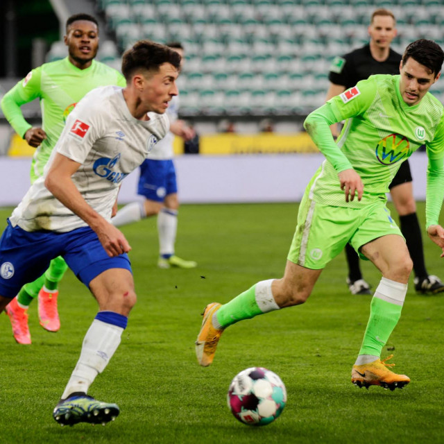 Josip Brekalo (desno) protiv Schalkea