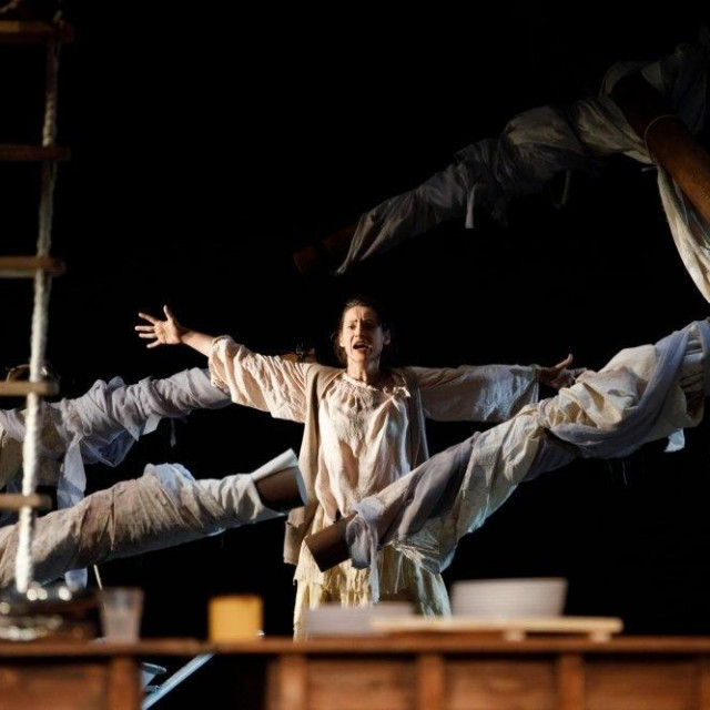 Scena iz predstave 'Usidrene'