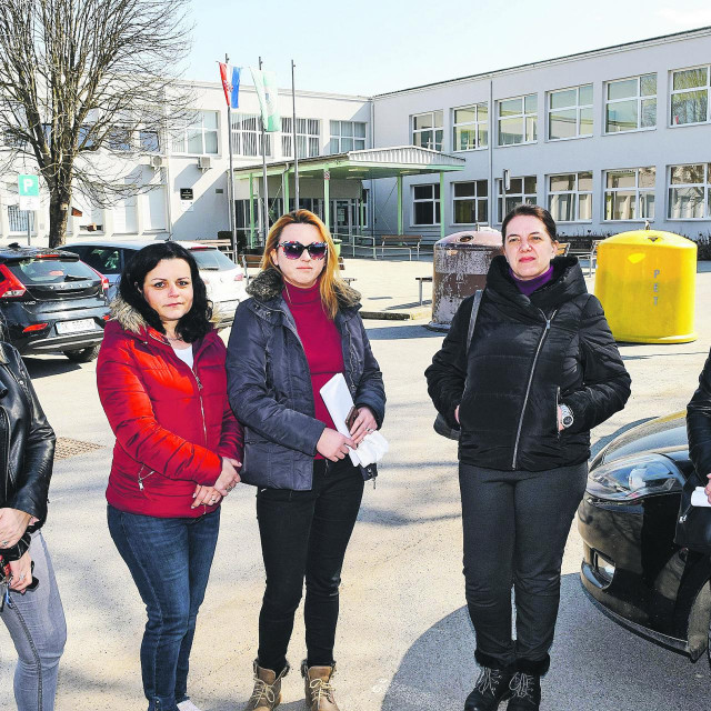 Učenici četvrtih razreda OŠ Glina ne mogu doći do uplaćenog novca za izlet - školu u prirodi.
Na fotografiji: Predstavnici roditelja.