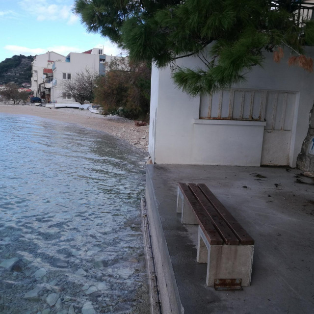 Ilegalni objekt Romea Tomaša u Bajnicama presjekao je plažu
Privatni album