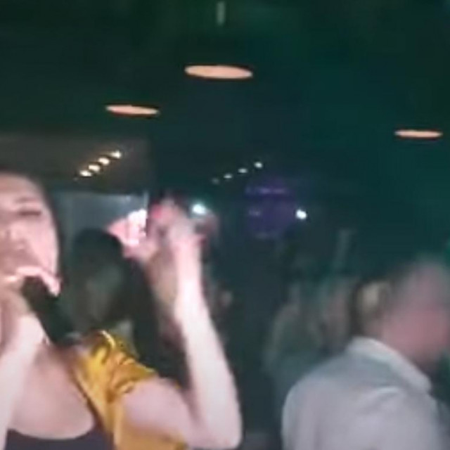 Srpska pjevačica Tanja Savić je uprkos pandemiji koronavirusa nedavno održala nastup u jednom klubu u Mostaru