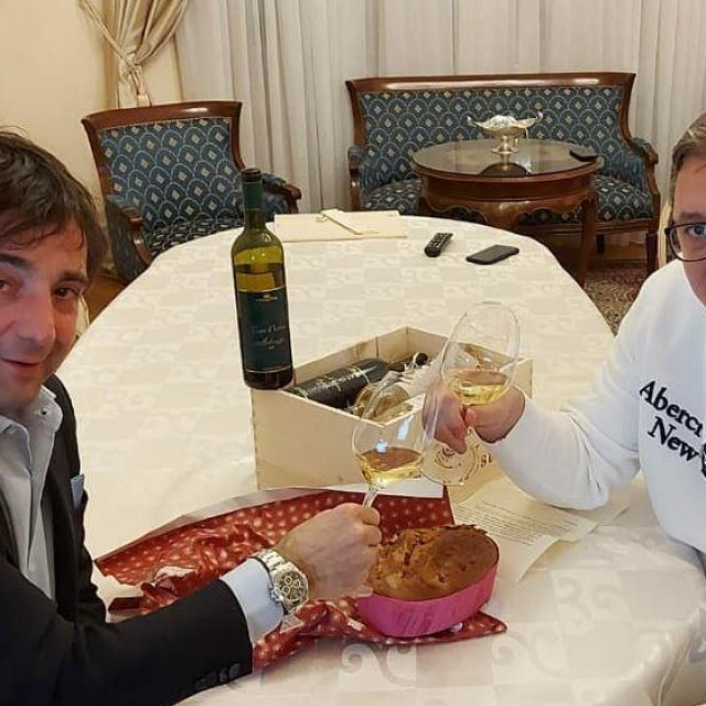 Vučić pije malvaziju