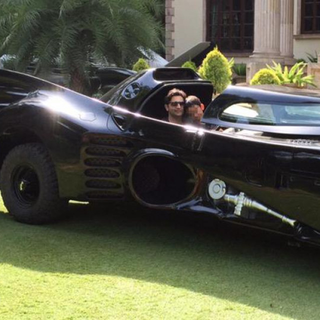 Adar Poonawalla u svome ”Batmobileu”