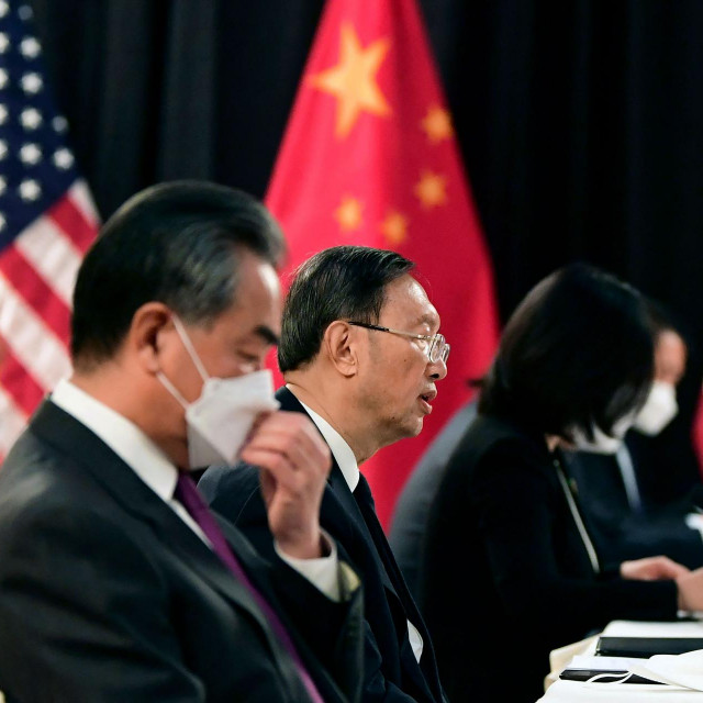 Yang Jiechi (sredina) i Wang Yi (drugi slijeva)