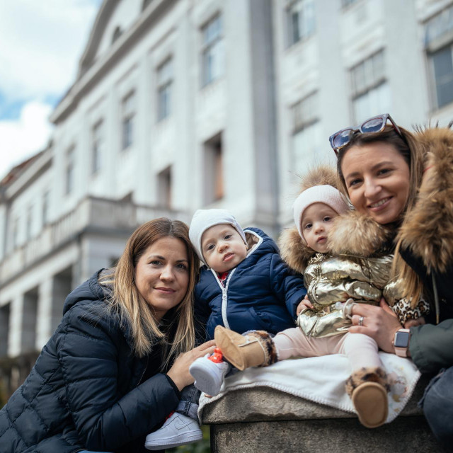 Ivana i Elena Mikelec s Ivanom Prgom i Tomom Borojevićem godinu dana nakon potresa.
 