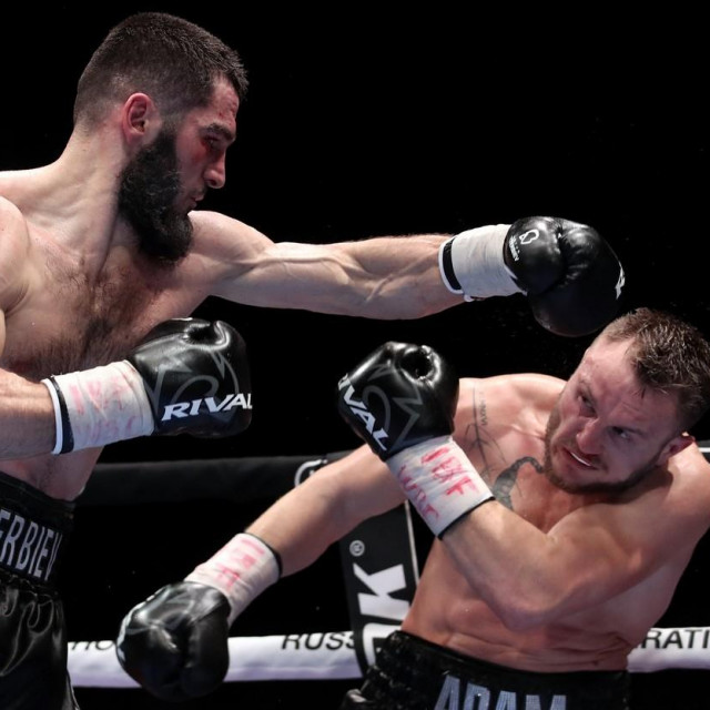 Artur Beterbiev i Adam Deines 