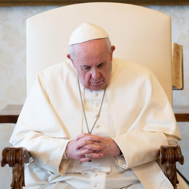 This photo taken and handout on March 17, 2021 by the Vatican Media shows Pope Francis holding a live streamed weekly private audience in the library of the apostolic palace in The Vatican. (Photo by Handout/VATICAN MEDIA/AFP)/RESTRICTED TO EDITORIAL USE - MANDATORY CREDIT ”AFP PHOTO/VATICAN MEDIA” - NO MARKETING - NO ADVERTISING CAMPAIGNS - DISTRIBUTED AS A SERVICE TO CLIENTS