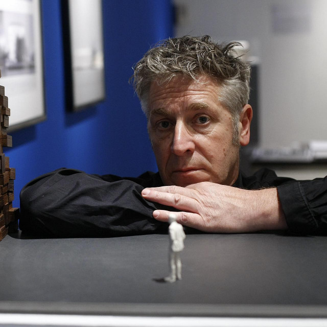 Autor spomenika žrtvama Holokausta u Zagrebu Dalibor Stošić s maketom spomenika