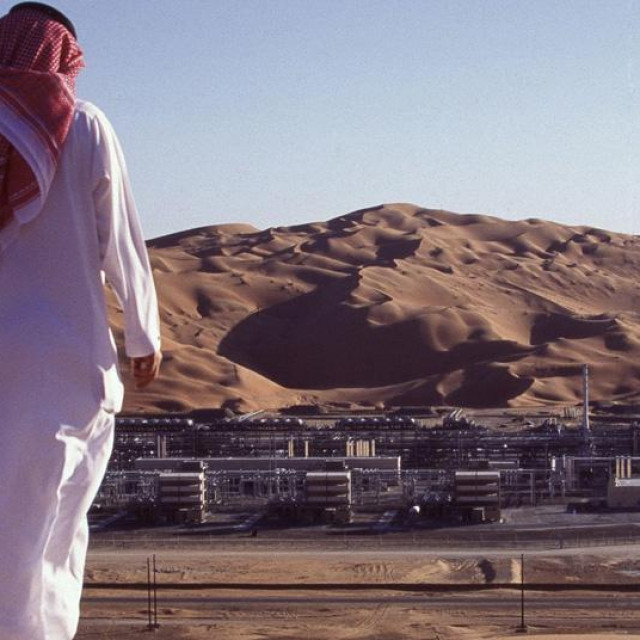 Ilustracija, naftna bušotina u Saudijskoj Arabiji