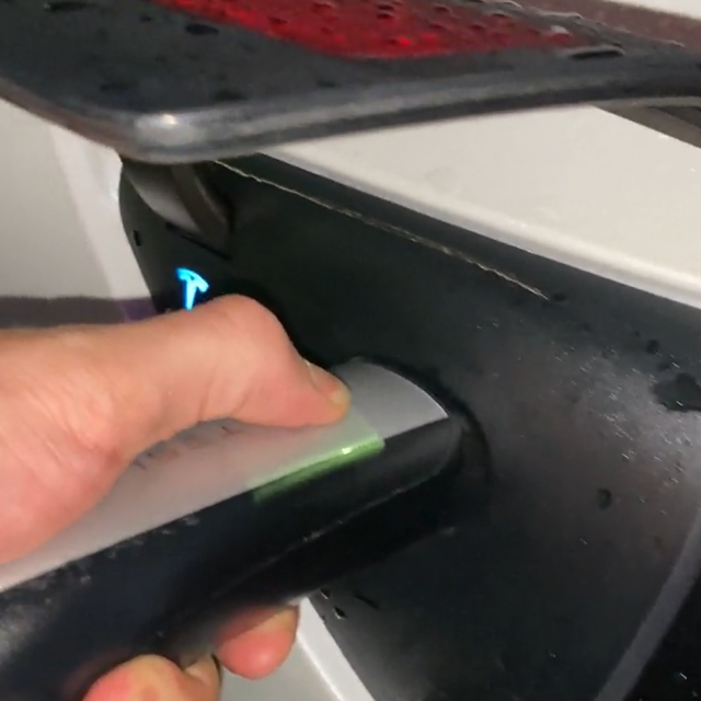 Tesla Model 3 na punjaču