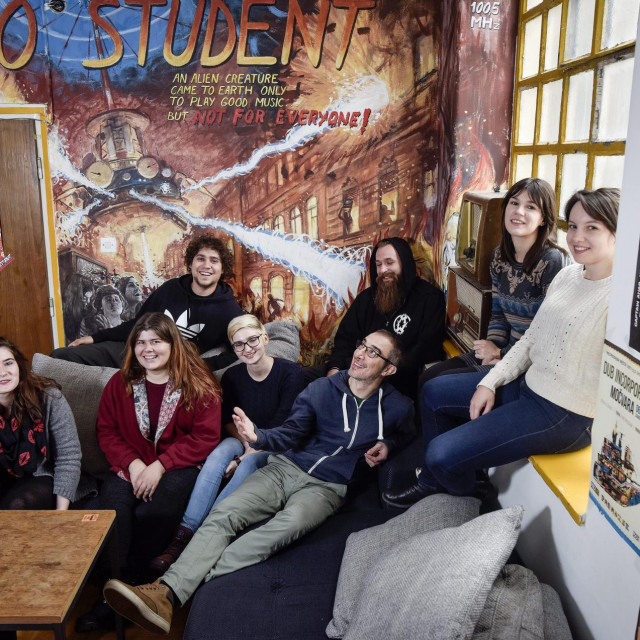 Zagreb, 081117.
Fakultet politickih znanosti, Lepusiceva.
Novinarska i produkcijska ekipa radia Student koja je osmislila kampanju kojom prikupljaju sredstva za kupnju novog odasiljaca.