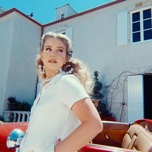 Lana Del Rey novi glazbeni video ”Chemtrails Over The Country Club”

 