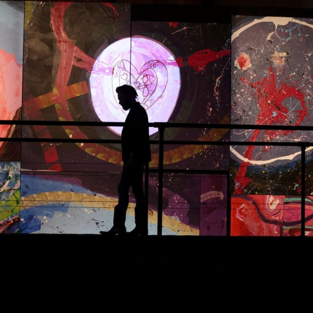 Sacha Jafri kraj slike ”The Journey of Humanity”