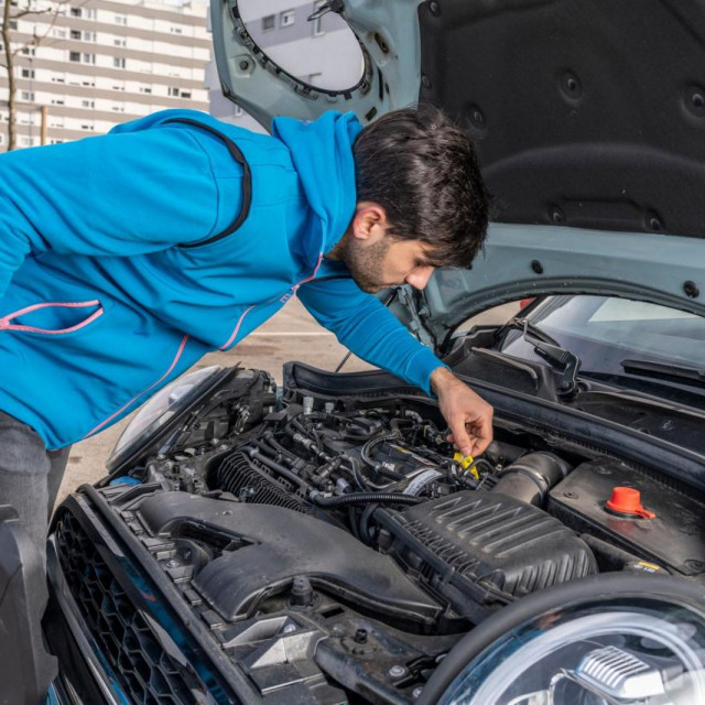 Neoinspektor u pregledu vozila