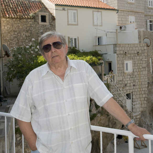 redatelj Josko Juvancic snimljen pred njegovom kućom na Pilama