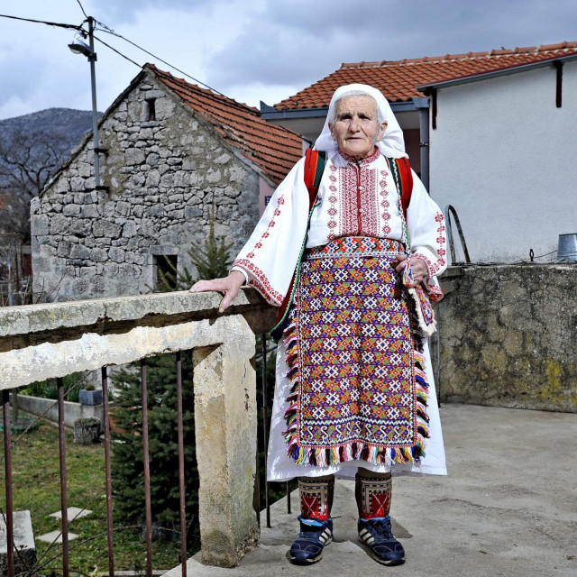 Ana režić u selu kraj Vrlike