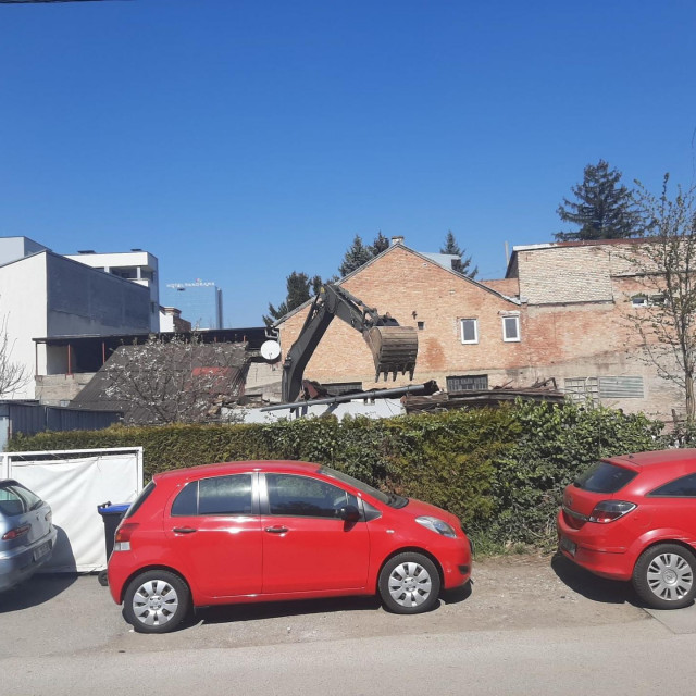 Rušenje kuće na Trešnjevci