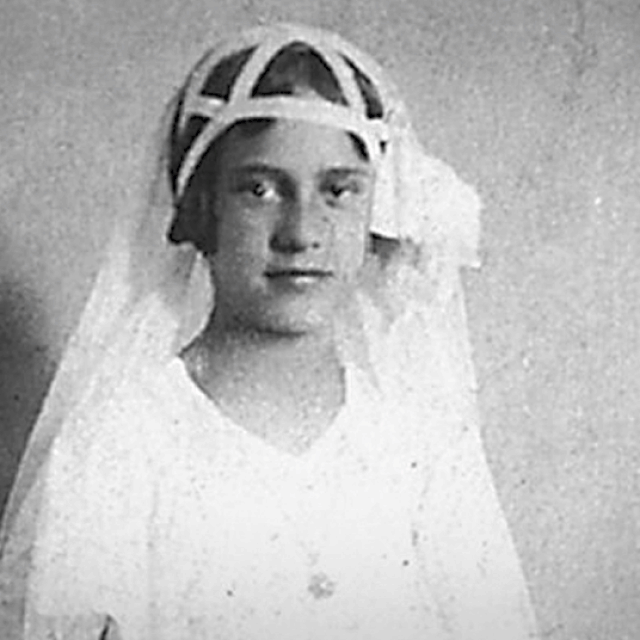 ”Savka Dabčević Kučar (r. 1923.) bila je iz obitelji kapetana. U Splitu se znalo za Savku, odličnu učenicu, lijepo odjevenu, onu koja je u obiteljskoj knjižnici mogla pronaći Freuda i Adlera, čitati Goethea na njemačkom. Poslije je studirala u Zagrebu, u Lenjingradu, te u Americi.” 