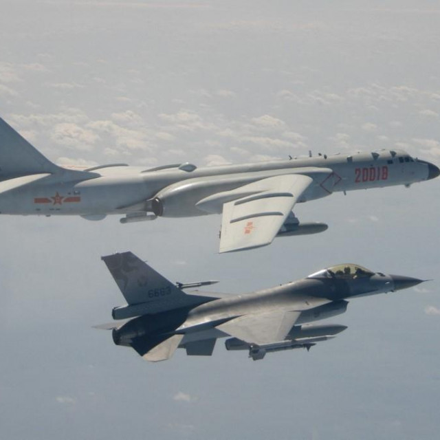 Kineski bombarder H-6K leti pored tajvanskog borbenog zrakoplova J-16, iz izvještaja tajvanskog ministarstva obrane 10. veljače 2020.