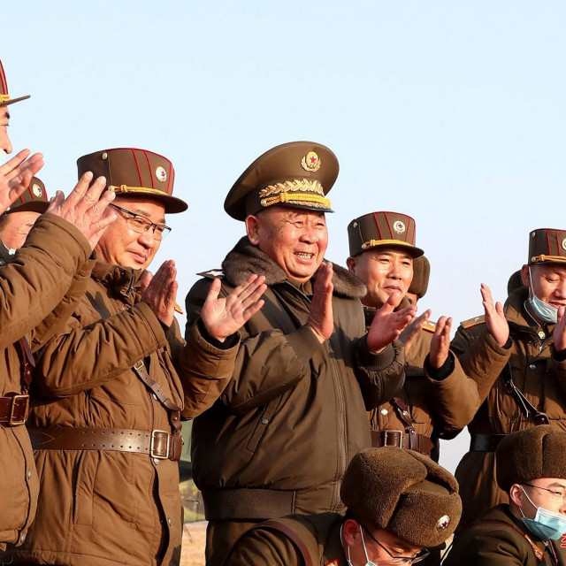 Ri Pyong Chol (treći s desna)