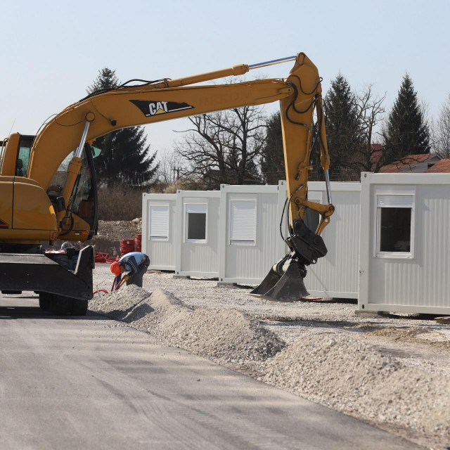Završni radovi na kontejnerskom naselju u Glini
 