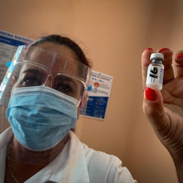Medicinska sestra u klinici Heroes del Corinthia u Havani pokazuje bočicu cjepiva Soberana 2 koje je ušlo u posljednju fazu testiranja