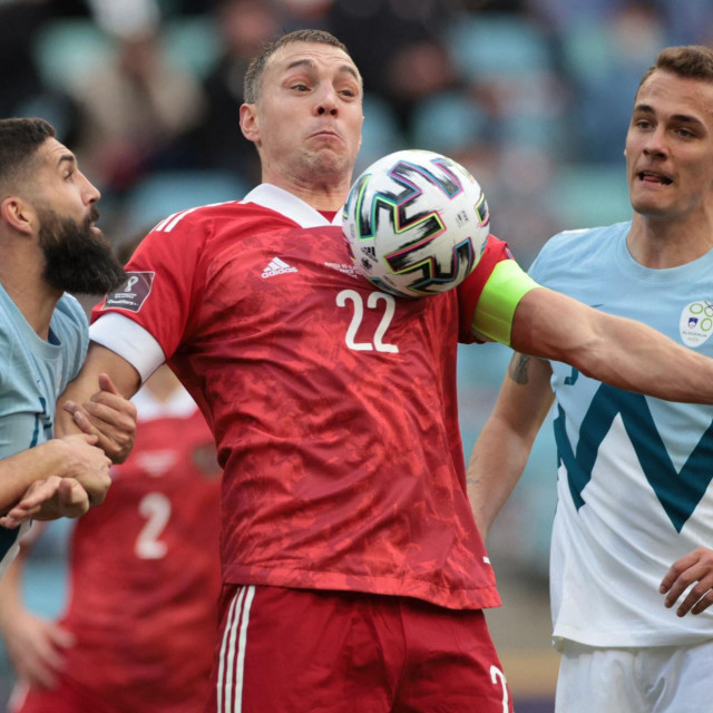 Artem Dzjuba s loptom i Miha Mevlja (lijevo)