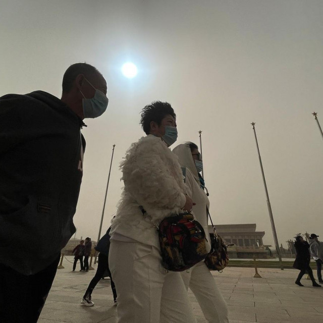 Plavo sunce uslijed pješčanih oluja