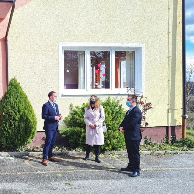 Gradonačelnik Velike Gorice Krešimir Ačkar, voditeljica PŠ Dubranec Irena Meštrović i predsjednik Uprave Fine Dražen Čović