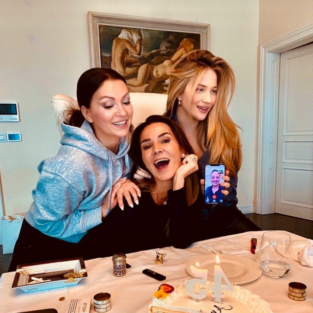 Nina Badrić, Izabel Kovačić i Vanja Modrić (na mobitelu) na rođendanu Andree Čermak
