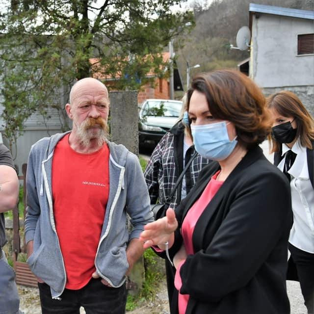 Jelena Pavičić Vukičević s građanima čiji su domovi oštećeni u potresu