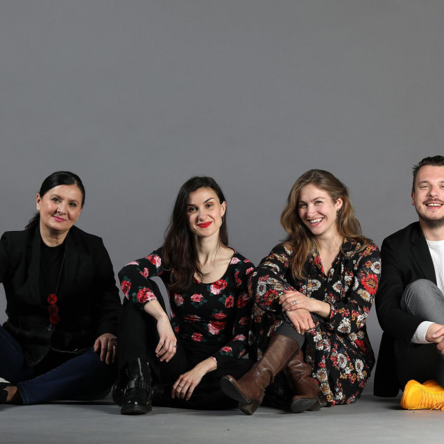 Dodjela nagrada pobjednicima 2. besplatnog online kazališnog festivala Jutarnjeg lista.
Na fotografiji: glumica Irena Tereza Prpić, ravnateljica ZKM-a Snježana Abramović, ravnatelj kazališta Marin Držić, Paolo Tišljarić i glumica Vini Jurčić.