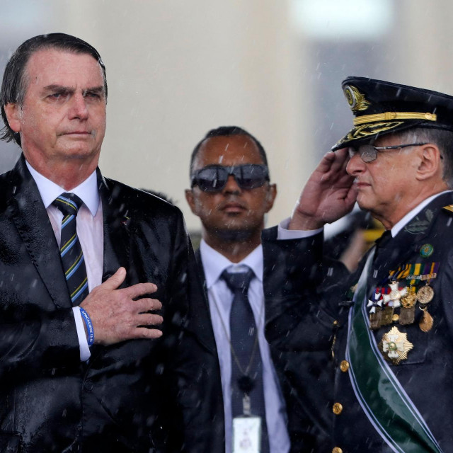 Jair Bolsonaro (L) i zapovjednik kopnene vojske Edson Pujol (arhivska fotografija)