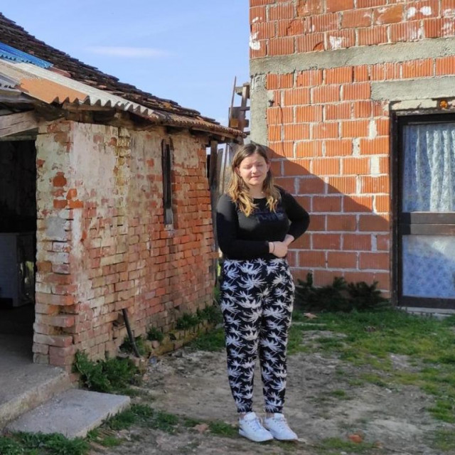 Leonarda ispred stare kuće u kojoj boravi s djetetom