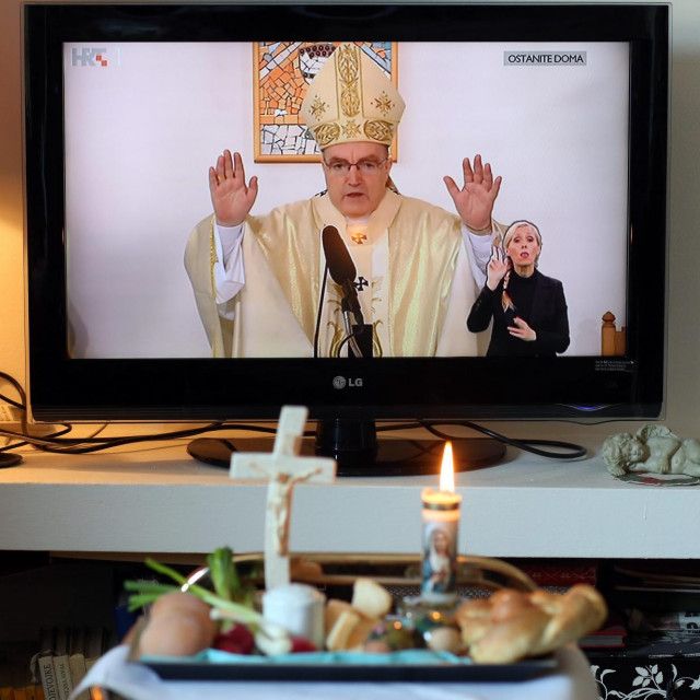 Blagoslov jela i uskrsnu misu pratilo se i lani bez prisustva vjernika, putem TV-a.