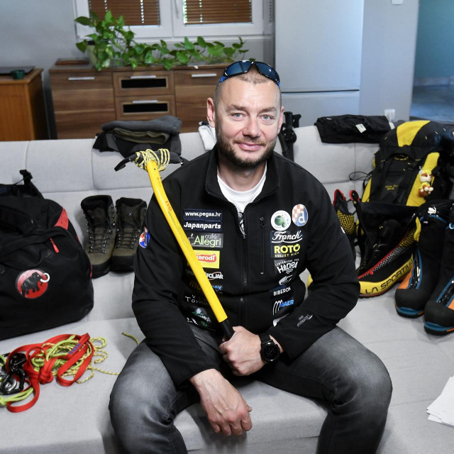Mario Celinić u svom domu s planinarskom opremom