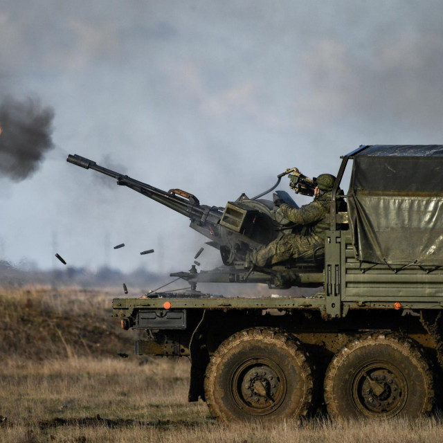 Prizor s Krima, vojne vježbe