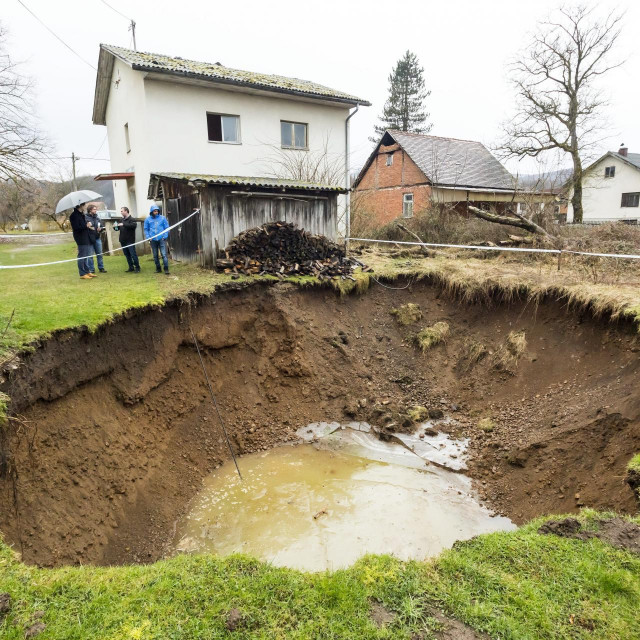 Urušna ponikva u Mečenčanima