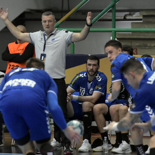 Trener Ivica Obrvan s igračima PPD Zagreba