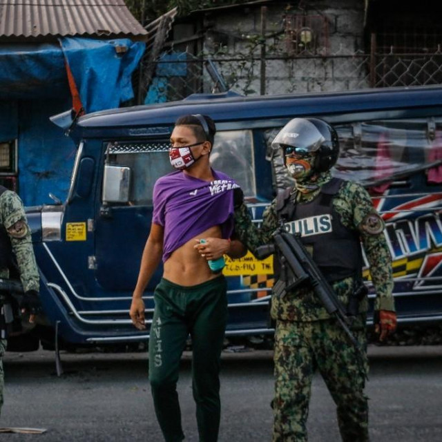Filipinska policija privodi muškarca zbog kršenja mjera; ilustracija